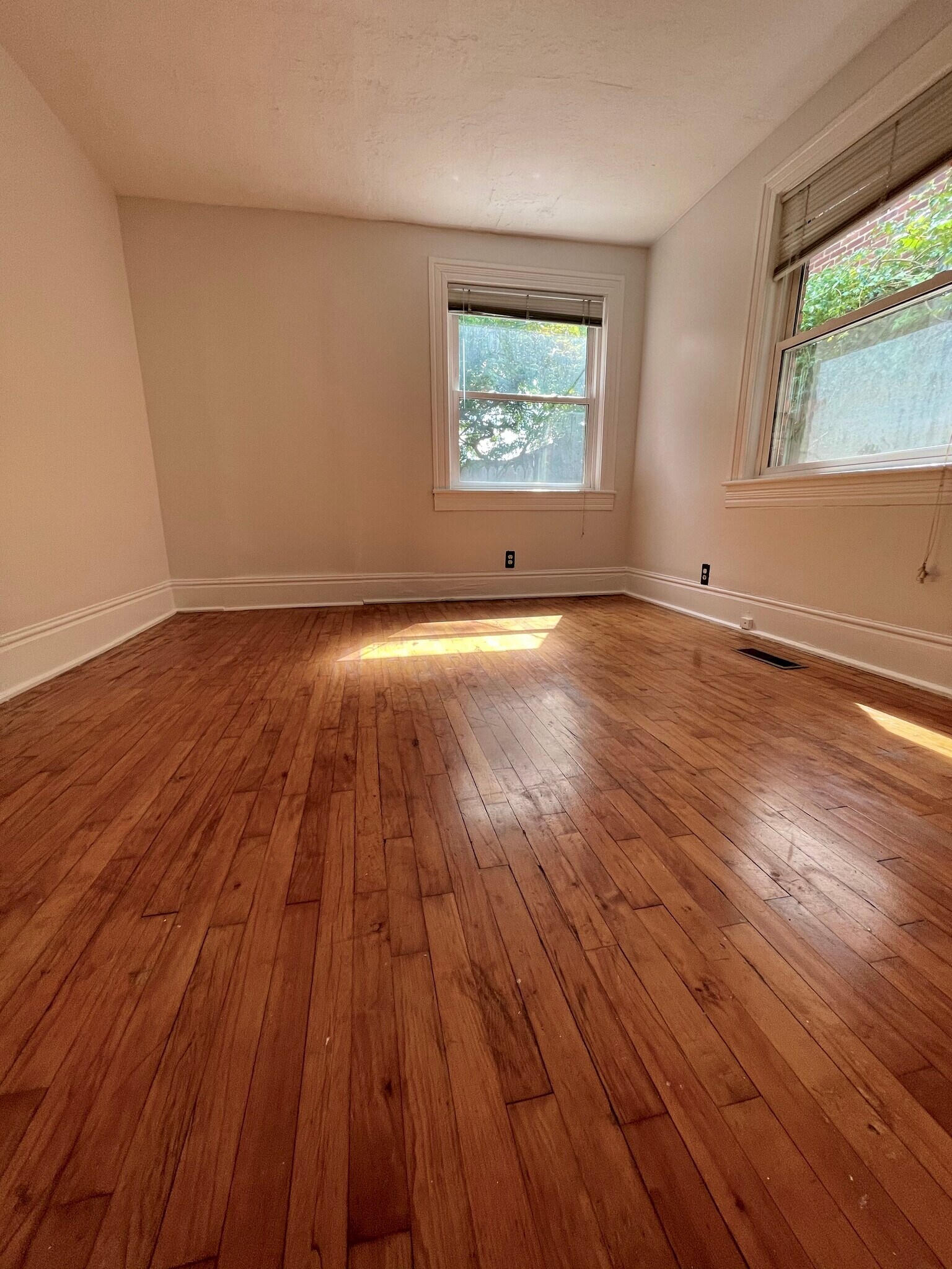 Corner bedroom with 2 windows - 942 Russell St