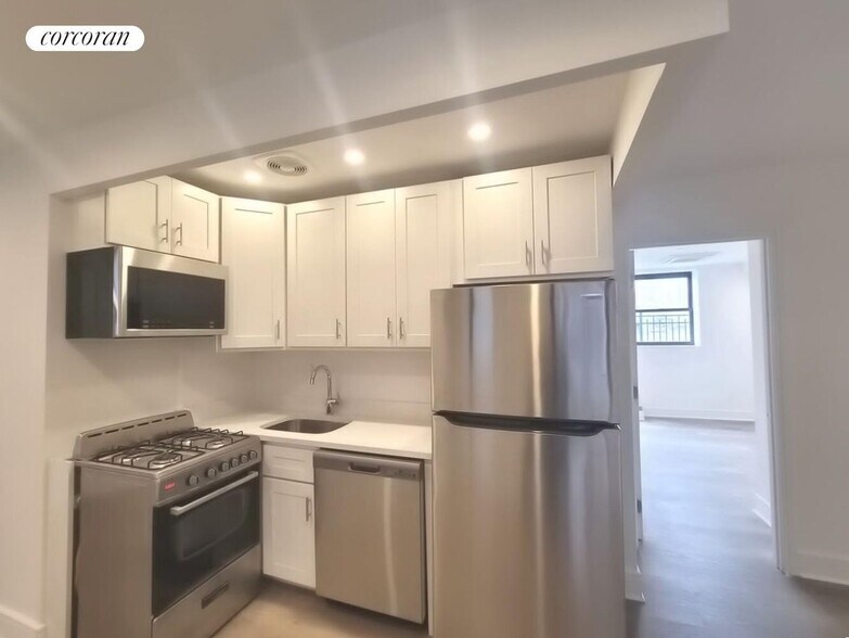 Building Photo - 45 W 81st St