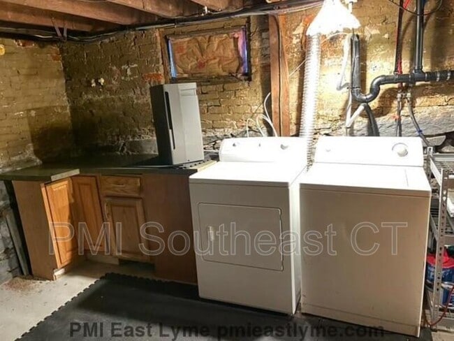 Building Photo - 253 Yantic St