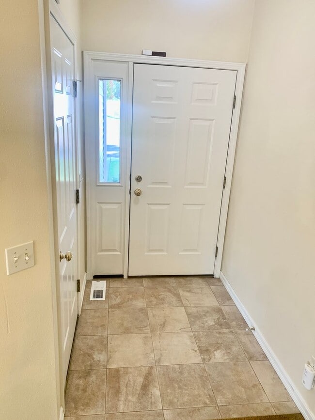 Building Photo - Beautiful 3 bed 2 bath condo on the west end!