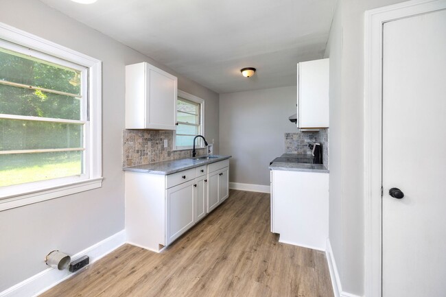 Building Photo - Beautifully Renovated 3 Bedroom Available!