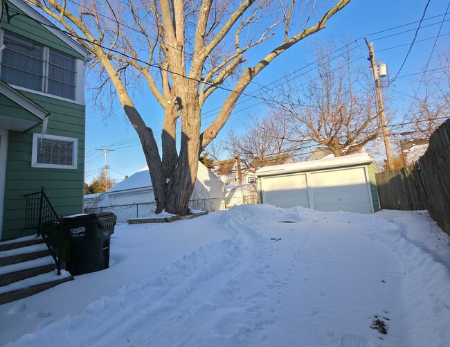 Building Photo - BEAUTIFUL 4 BEDROOM TUDOR STYLE HOME IN EUCLID