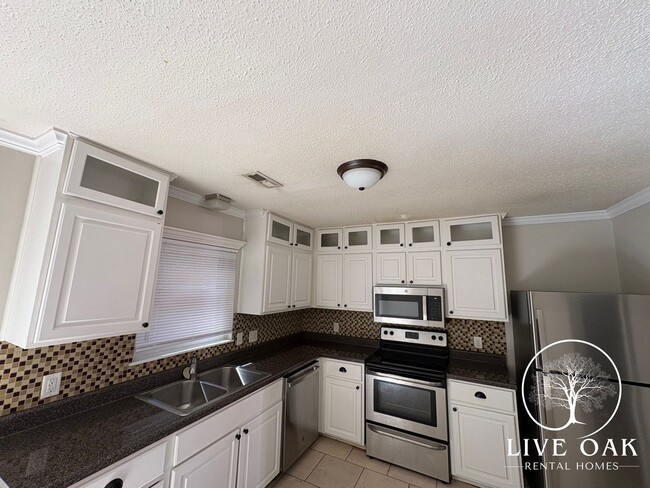 Building Photo - MOVE IN SPECIAL: $500 OFF 1ST FULL MONTH'S RENT!**