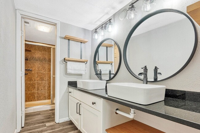 Building Photo - Charming 3-Bed Penthouse Condo in Denver with 2 full bathrooms! – Open Floor Plan *Move in specia...