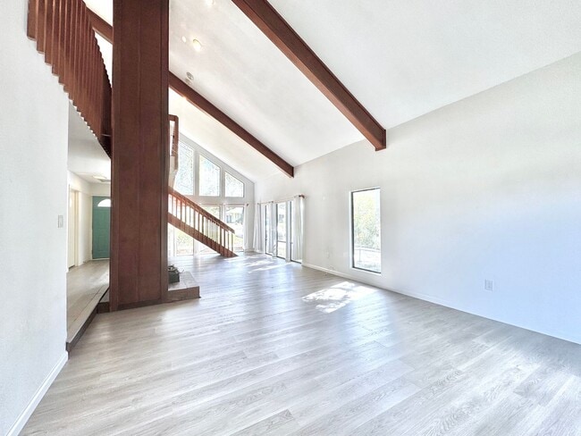 Building Photo - Spacious Baton Rouge Beauty on a Tree-Shad...