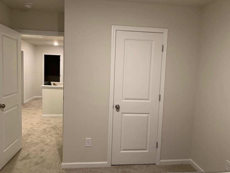 Building Photo - 1086 W Bank St