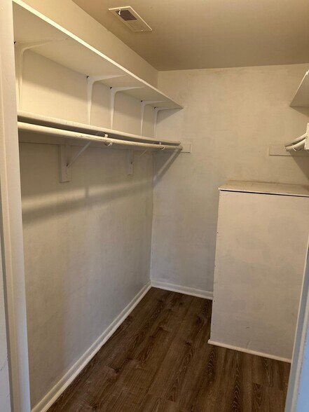 Walk-in Closet - 505 Ravens Crest Dr