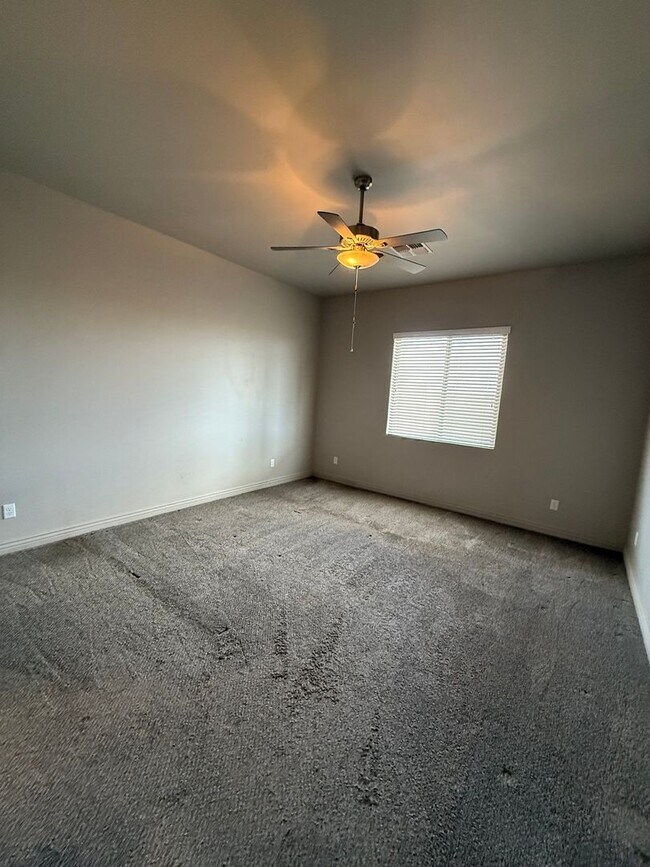Building Photo - 4 Bedroom in Villa Chaparral!