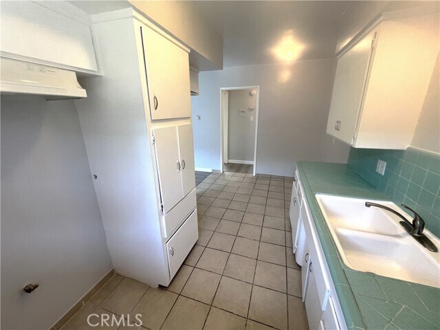 Building Photo - 620 W 82nd St