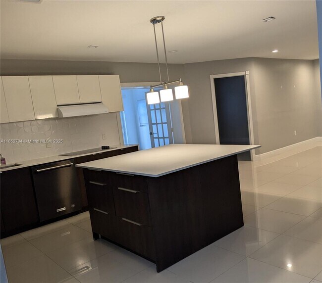 Building Photo - 16867 Royal Poinciana Dr