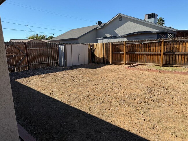 Building Photo - Centrally Located