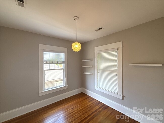 Building Photo - 421 Hawthorne Ln