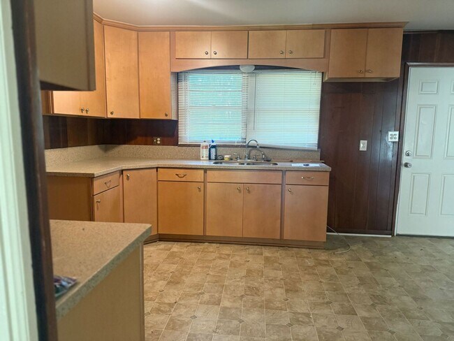 Building Photo - ComingSoon! 3 bedroom 2 bathroom home located in Stanley!