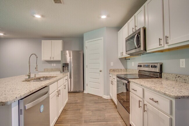 Building Photo - Spacious 4BD/2BA Brick Home Near Navy Federal