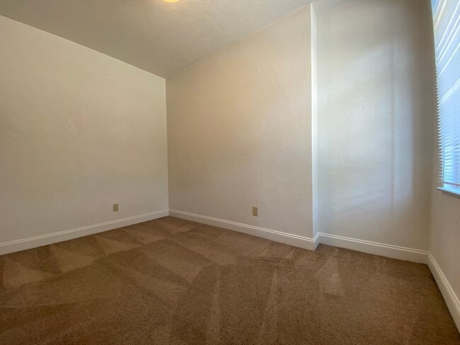 Building Photo - Rarely Available Four Bedroom in Squirrel Hill! Fully Equipped Kitchen! Call Today!