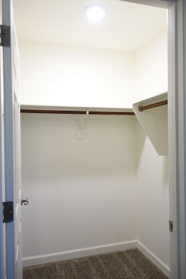 Building Photo - (Vail) Spacious 5 bedroom 3 bath house!