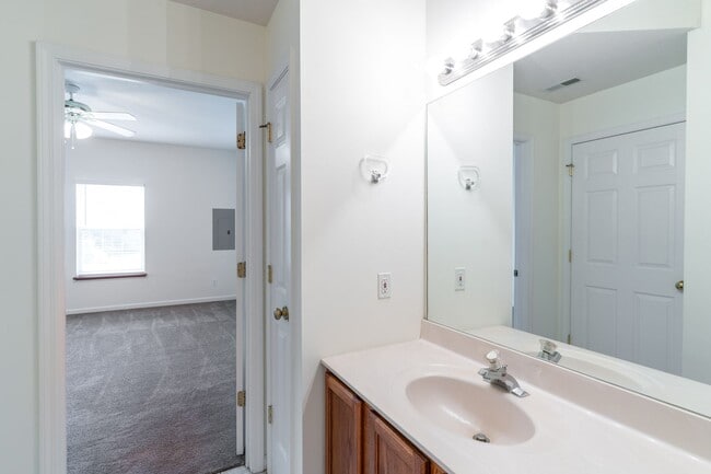 Building Photo - Huge 3 Bedroom, 2 Bath Town Home in SW Col...