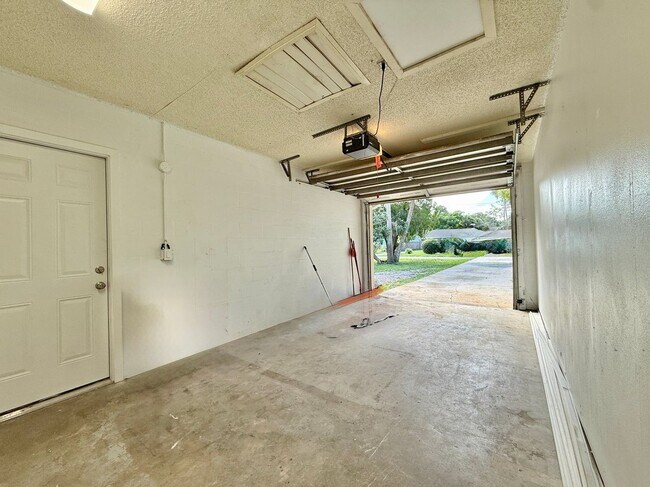 Building Photo - 204 Sandy Ln