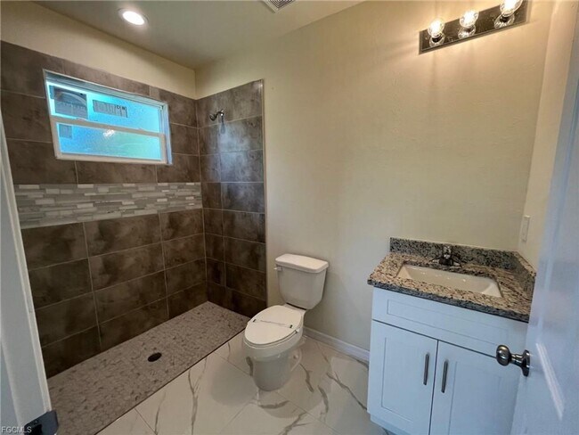 Building Photo - 3Bd / 2Ba Duplex with GARAGE