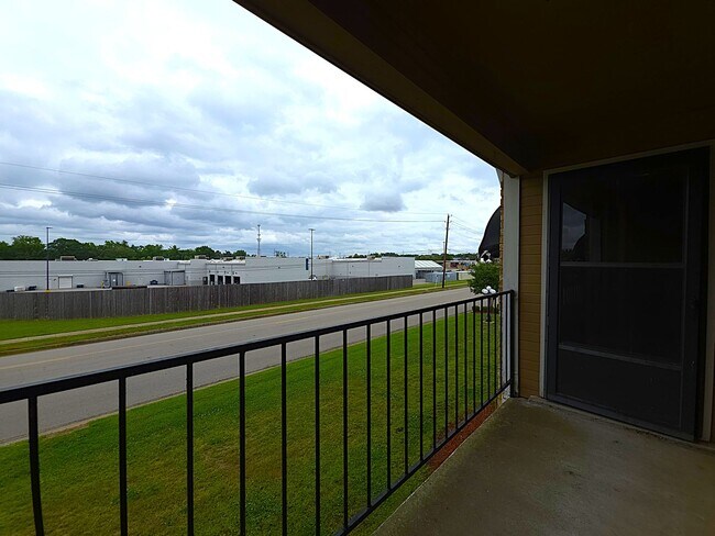 Building Photo - Get ready to fall in love with comfortable, carefree living at Courtyard Condominiums in Tyler, TX!