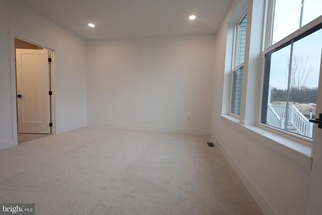 Building Photo - 4 Cherry Ln