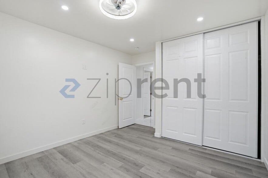 Building Photo - Unit