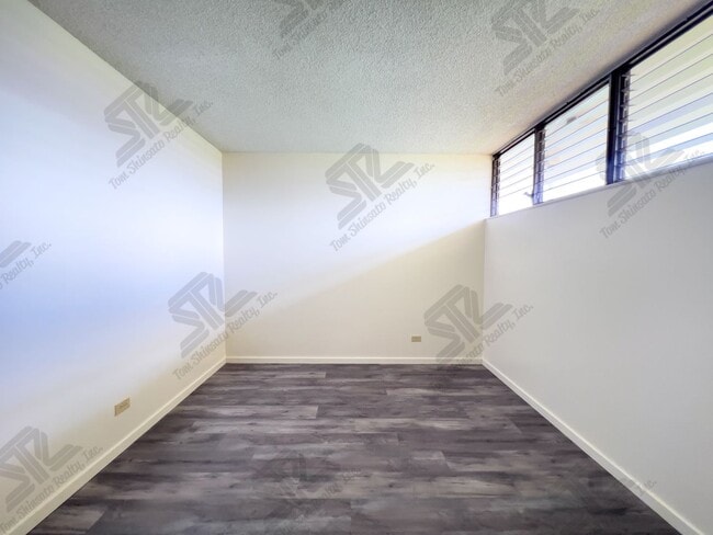 Building Photo - 2 bedroom, 2 bathroom 2 parking at Lakecrest