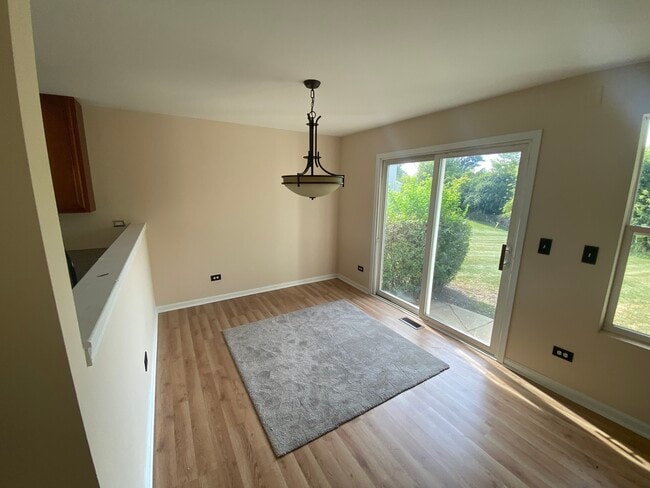 Building Photo - 463 Springwood Dr