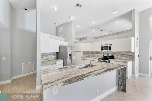 Building Photo - 10434 NW 6th Ct