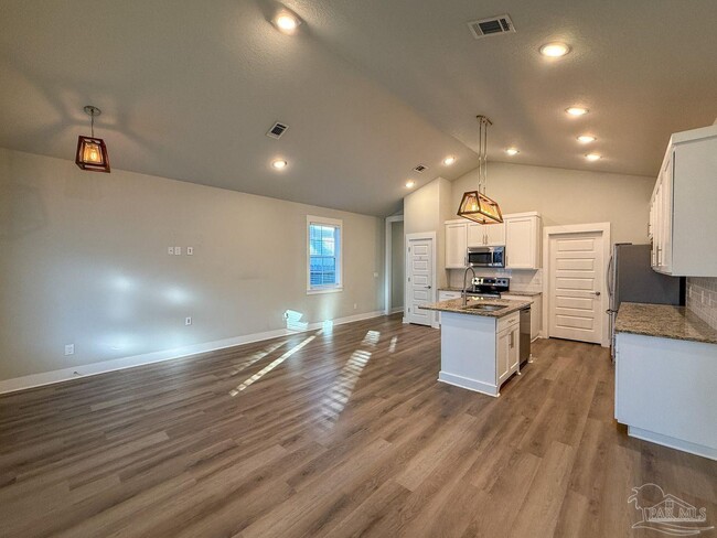 Building Photo - 1006 N D St