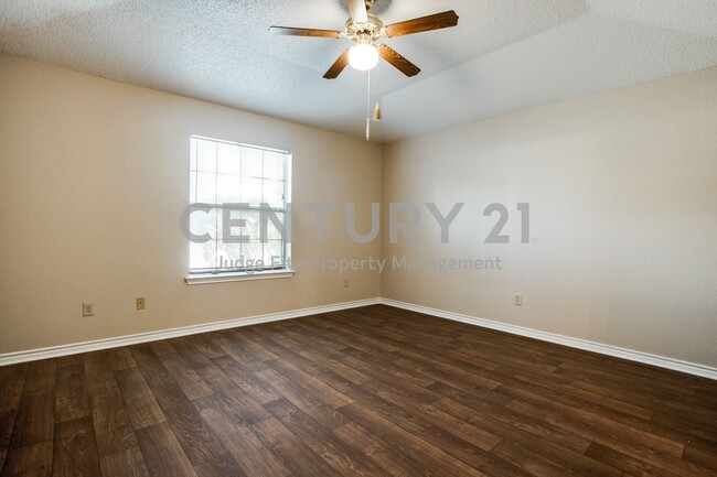 Building Photo - Beautifully Maintained 3/2/2 in Garland Fo...