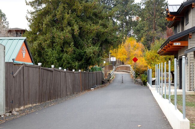 Building Photo - Remodeled & Charming 4 bed/3 bath w/ Yard ...