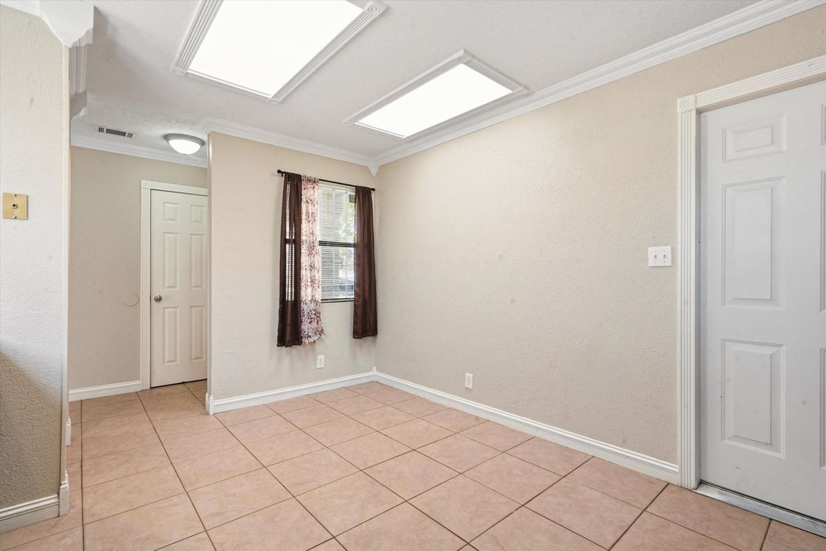 Building Photo - 1645 Hollyberry Dr NE