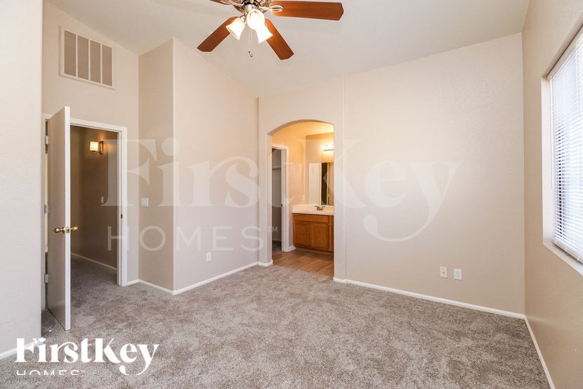 Building Photo - 930 E Nardini St