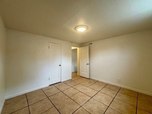 Building Photo - Large 2 Bedroom 1 Bath Unit Available NOW!!