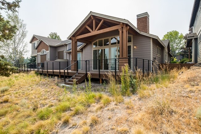Building Photo - Beautiful Eagle Crest Home with Stunning V...