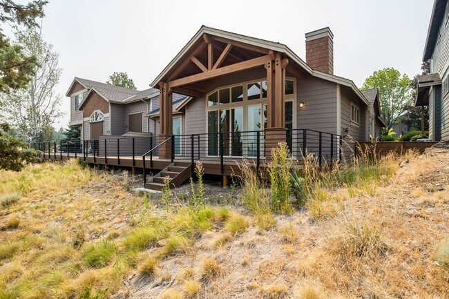 Building Photo - Beautiful Eagle Crest Home with Stunning Views and High-End Features!
