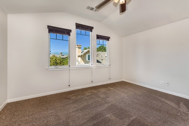 Building Photo - Spacious 3/2.5 Condo w/ Detached 1 Car Garage