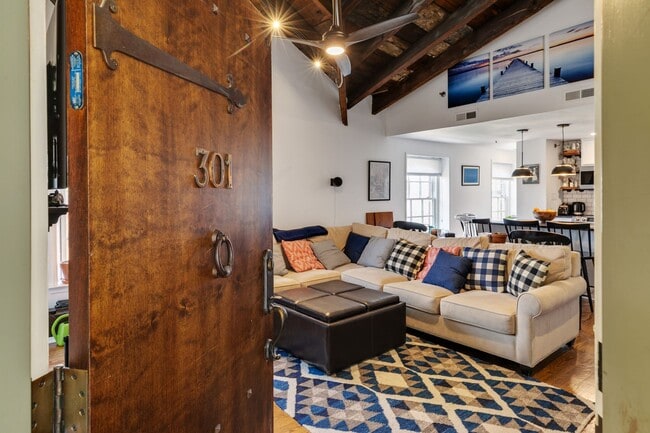 Building Photo - Beautiful Bi-level Condo For Rent In Fairmount With Parking!