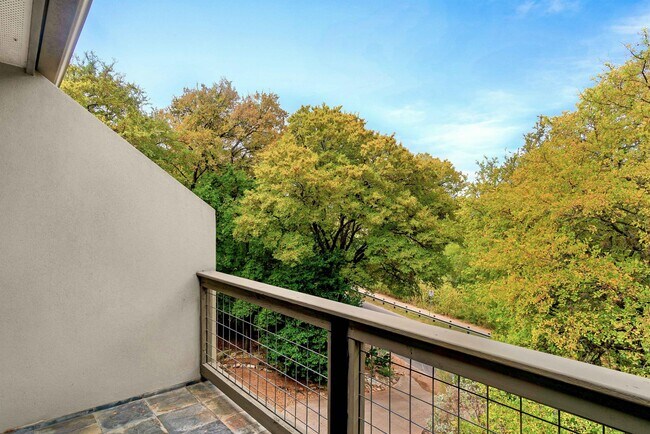 Building Photo - 701 Azie Morton Rd