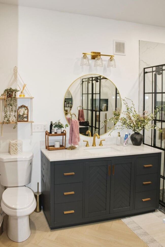 Building Photo - 5 bedroom on 2 acres