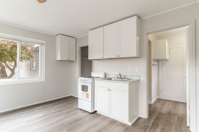 Building Photo - 908 Bryan St