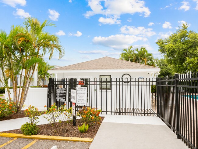 Building Photo - Updated 2-Bedroom Condo with Screened Lanai with water included.