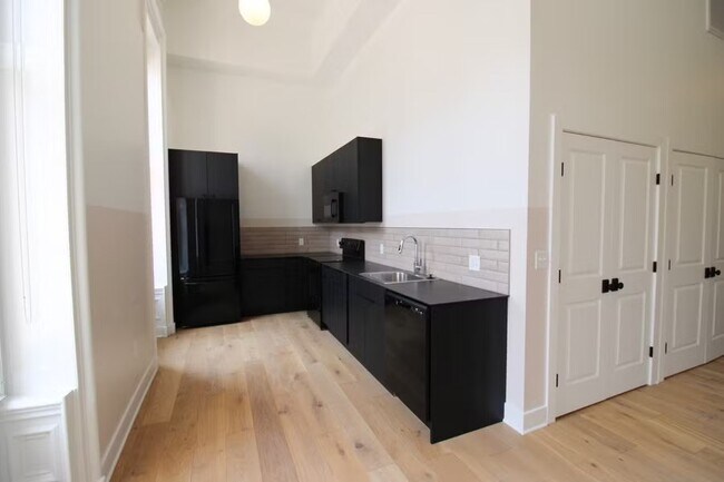 Building Photo - 30 W Broad St