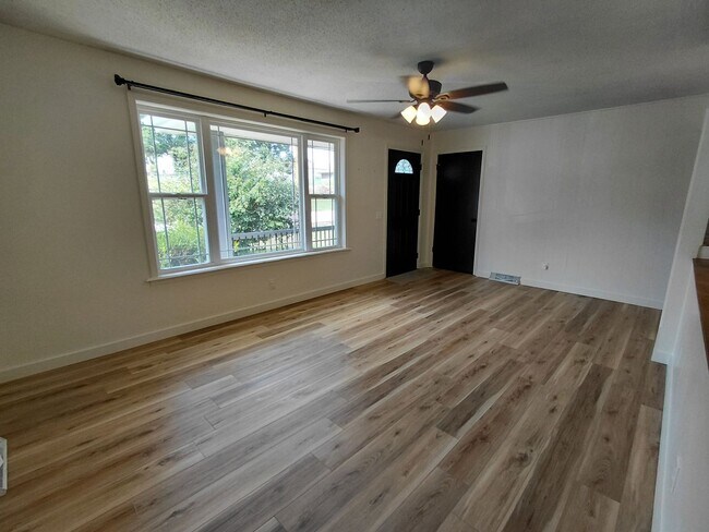 Building Photo - Home close To FLW