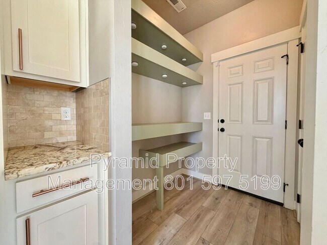 Building Photo - 673 W Beth Cir