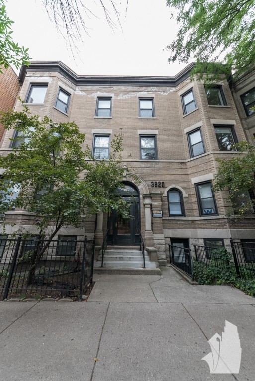 Building Photo - 3830 N Sheffield Ave