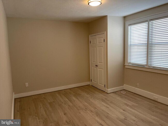 Building Photo - 139 Kings Hwy E