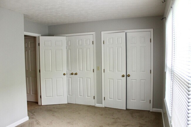 Building Photo - 736 Woodland Dr