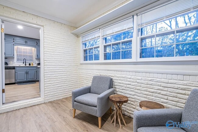 Building Photo - 702 Chambers Dr NE